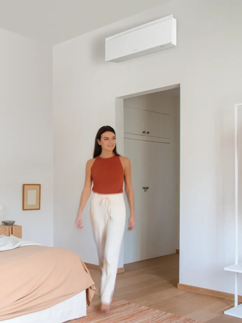 Klimatska naprava Daikin Emura v prostoru