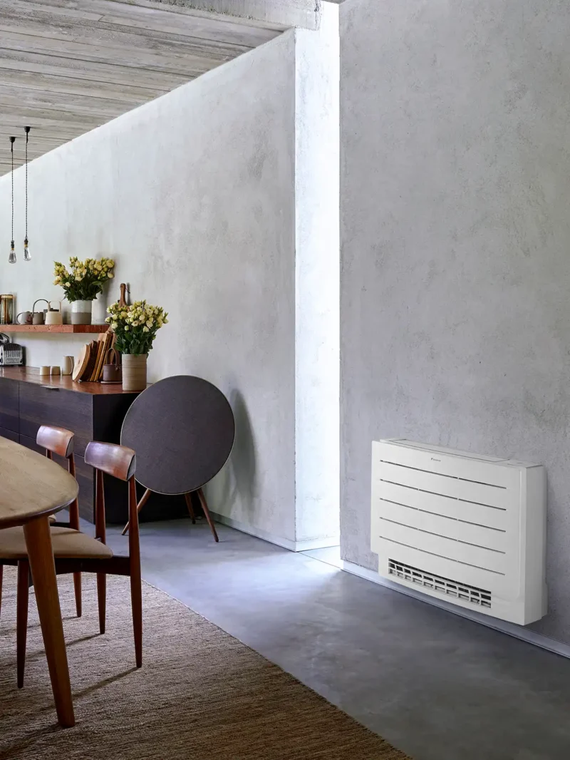 Klimatska naprava Daikin Perfera v prostoru samostojeca